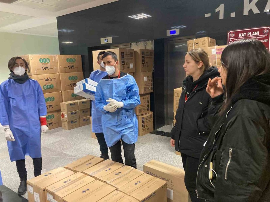 Antalyalı Gönüllüler Depremzede Çocukların Yüzünü Güldürdü