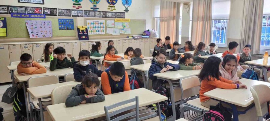 Deprem Nedeniyle Verilen Aranın Ardından 71 İlde Öğrenciler Ders Başı Yaptı