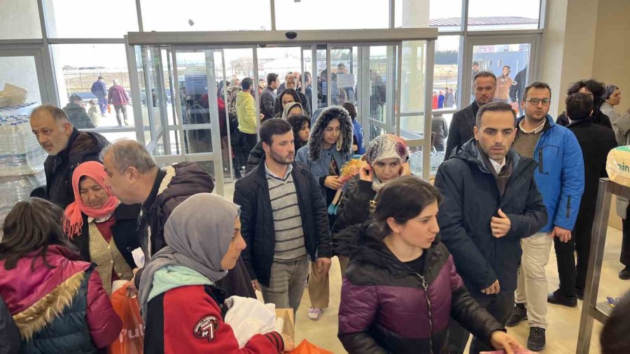 Açılan Sosyal Markette Depremzedelere Her Şey Ücretsiz Dağıtılıyor