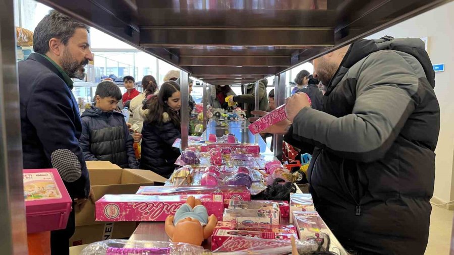 Açılan Sosyal Markette Depremzedelere Her Şey Ücretsiz Dağıtılıyor