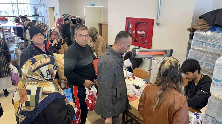Açılan Sosyal Markette Depremzedelere Her Şey Ücretsiz Dağıtılıyor