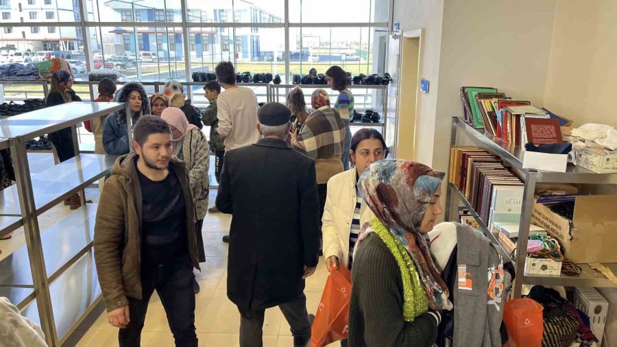 Açılan Sosyal Markette Depremzedelere Her Şey Ücretsiz Dağıtılıyor