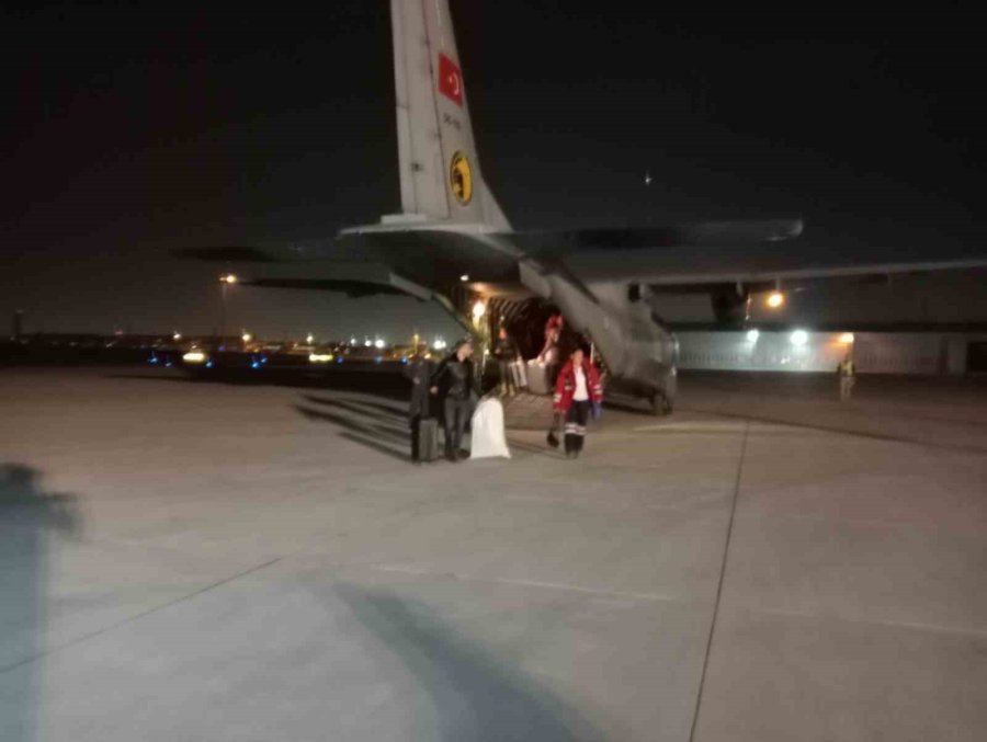 Hatay’daki Arama Kurtarma Çalışmalarına Katılan 32 İtfaiyeci İstanbul’a Döndü