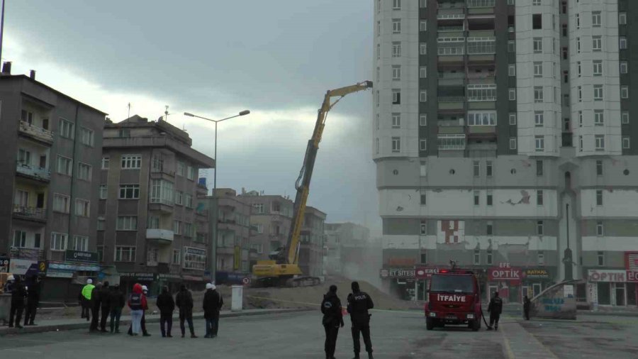 Kayseri’deki Ağır Hasarlı Binanın Yıkımına Başlandı