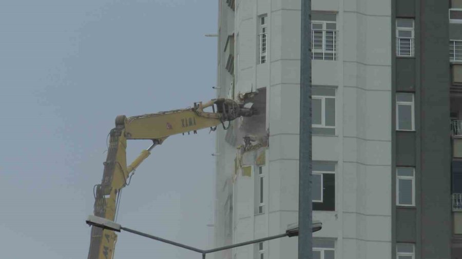 Kayseri’deki Ağır Hasarlı Binanın Yıkımına Başlandı