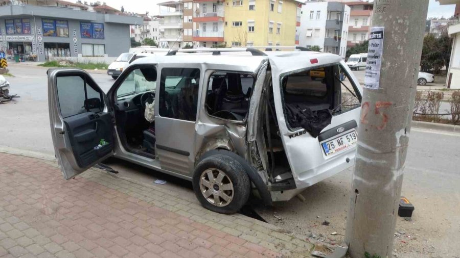 Hafif Ticari Araç İle Otomobil Çarpıştı: 1 Yaralı