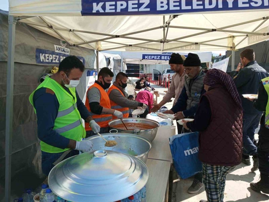 Kepez’in 8 Sahra Mutfağından Günde 30 Bin Kişiye Sıcak Yemek