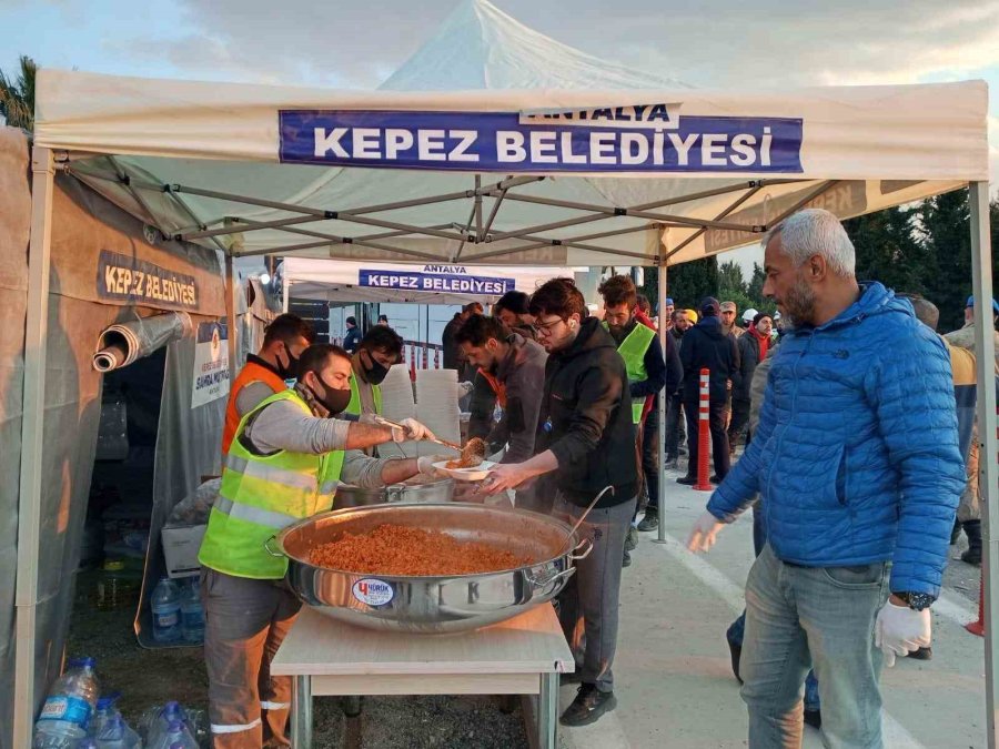 Kepez’in 8 Sahra Mutfağından Günde 30 Bin Kişiye Sıcak Yemek