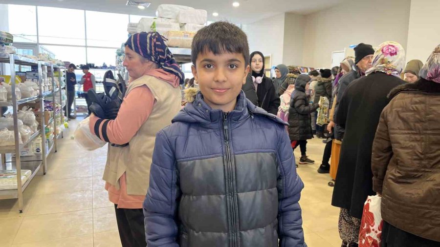 Açılan Sosyal Markette Depremzedelere Her Şey Ücretsiz Dağıtılıyor