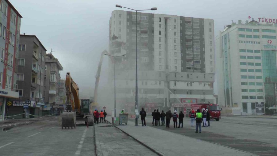 Kayseri’deki Ağır Hasarlı Binanın Yıkımına Başlandı