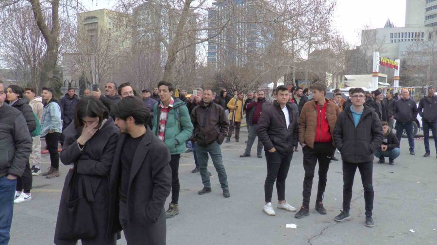 Kayseri’deki Ağır Hasarlı Binanın Yıkımına Başlandı