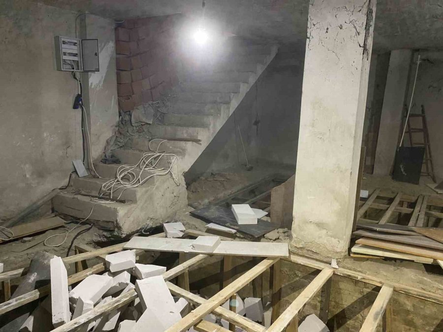 İstanbul’da Akılalmaz Olay: Zemine 1.5 Metrelik Kaçak Kat İndi