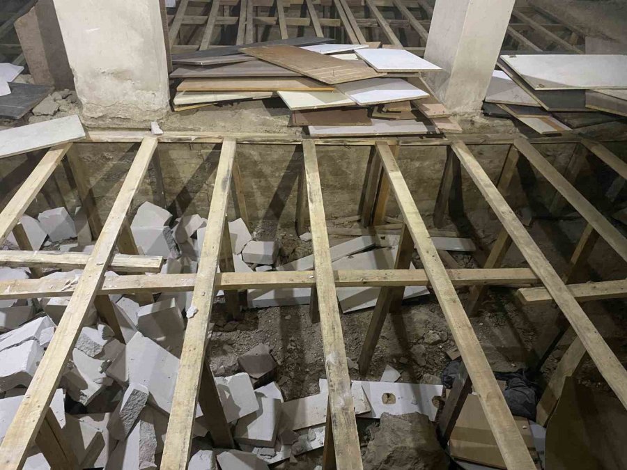 İstanbul’da Akılalmaz Olay: Zemine 1.5 Metrelik Kaçak Kat İndi