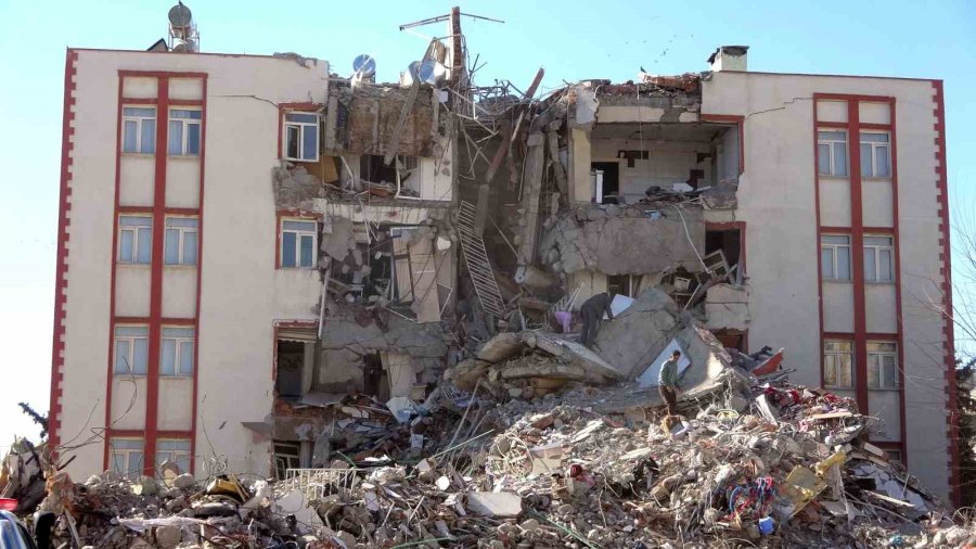 Enkazın İçinde Oğlunun Okul Kitabını Aradı