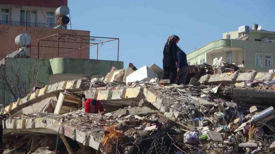 Enkazın İçinde Oğlunun Okul Kitabını Aradı
