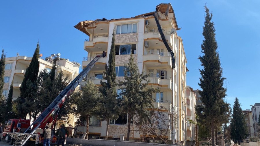 Enkazın İçinde Oğlunun Okul Kitabını Aradı