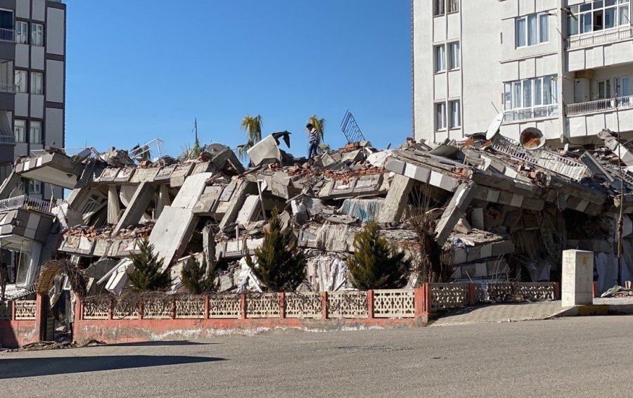 Enkazın İçinde Oğlunun Okul Kitabını Aradı