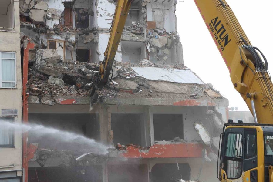 Alanya Belediyesi Kent Genelindeki Riskli Binaları Yıkıyor