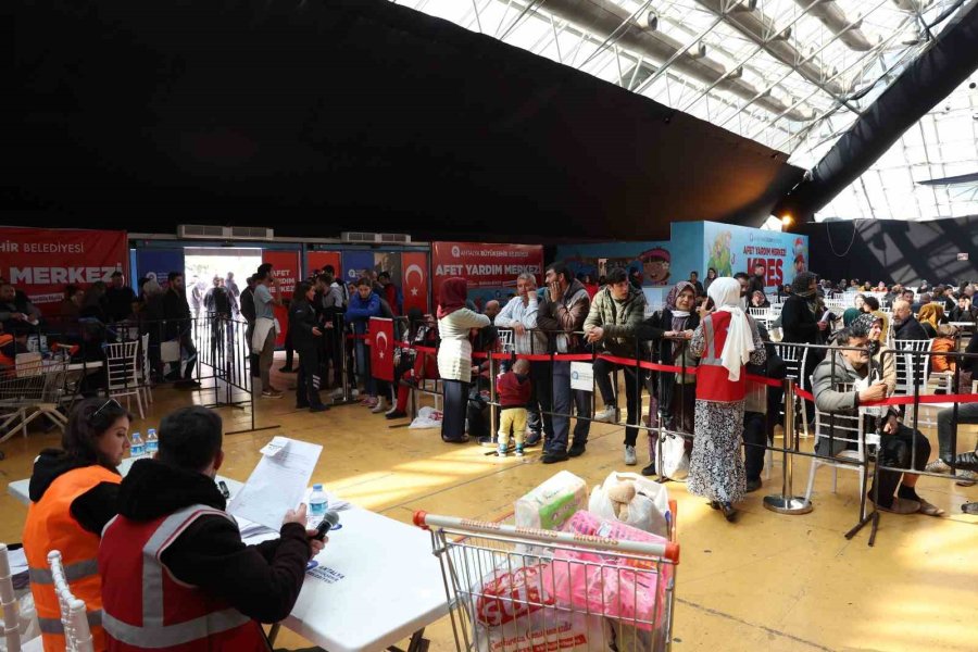 Cam Piramit Afet Yardım Merkezi Yaraları Sarmaya Devam Ediyor