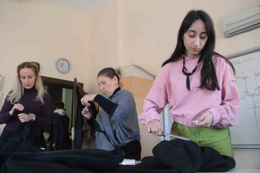 Olgunlaşma Enstitüsü Öğrencilerinden Deprem Bölgesine Polar Eşofman