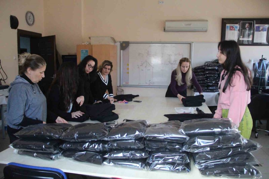 Olgunlaşma Enstitüsü Öğrencilerinden Deprem Bölgesine Polar Eşofman