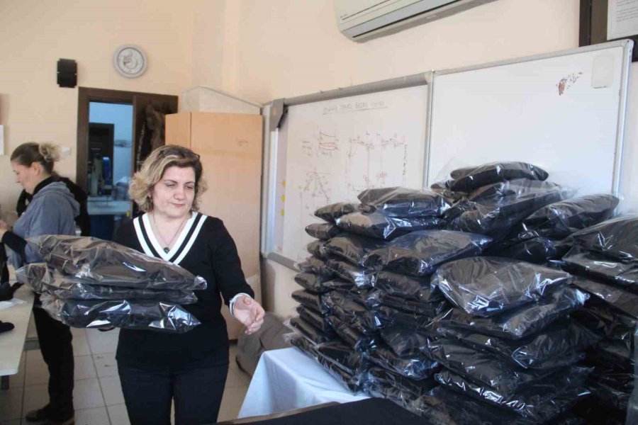 Olgunlaşma Enstitüsü Öğrencilerinden Deprem Bölgesine Polar Eşofman