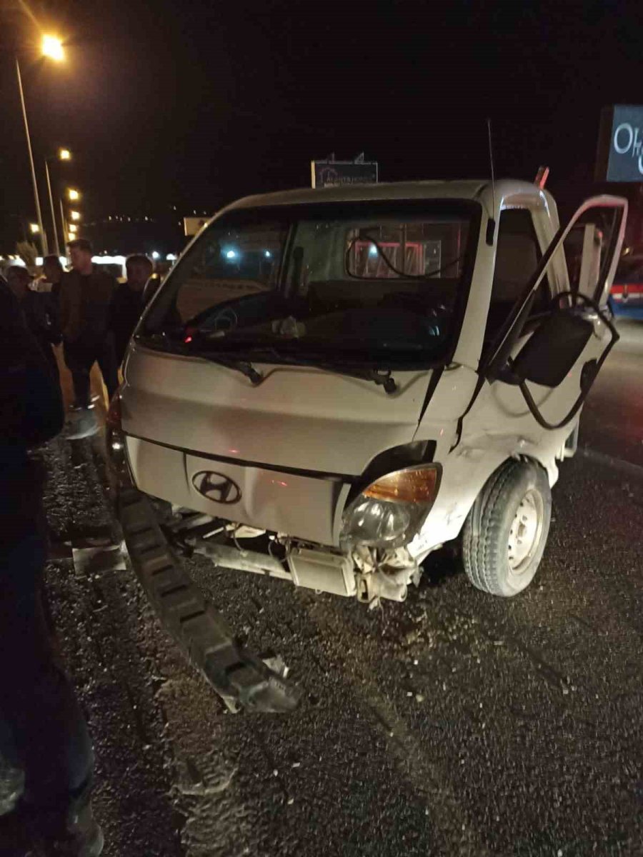 Gazipaşa’da Otomobille Kamyonet Çarpıştı: 4 Yaralı