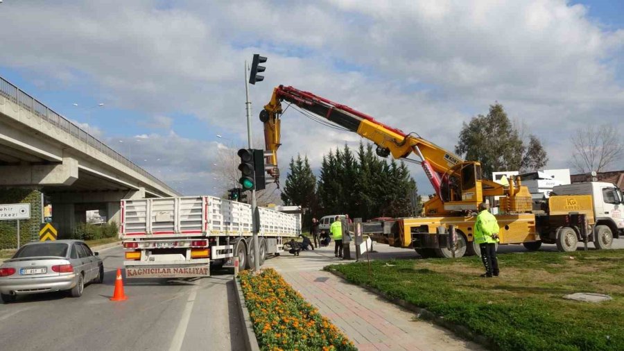 Tırın Dorsesi Çekiciden Ayrıldı, Facianın Eşiğinden Dönüldü