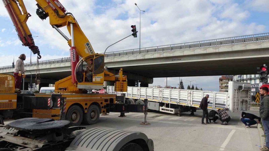 Tırın Dorsesi Çekiciden Ayrıldı, Facianın Eşiğinden Dönüldü