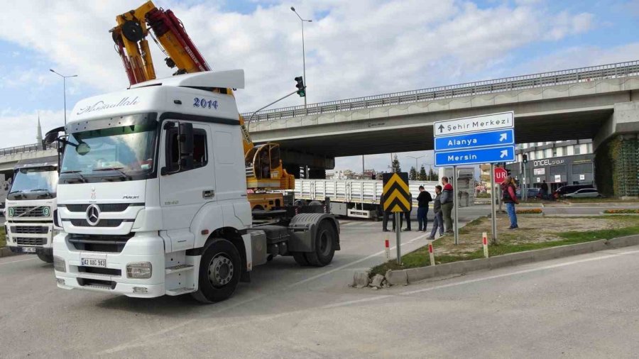 Tırın Dorsesi Çekiciden Ayrıldı, Facianın Eşiğinden Dönüldü