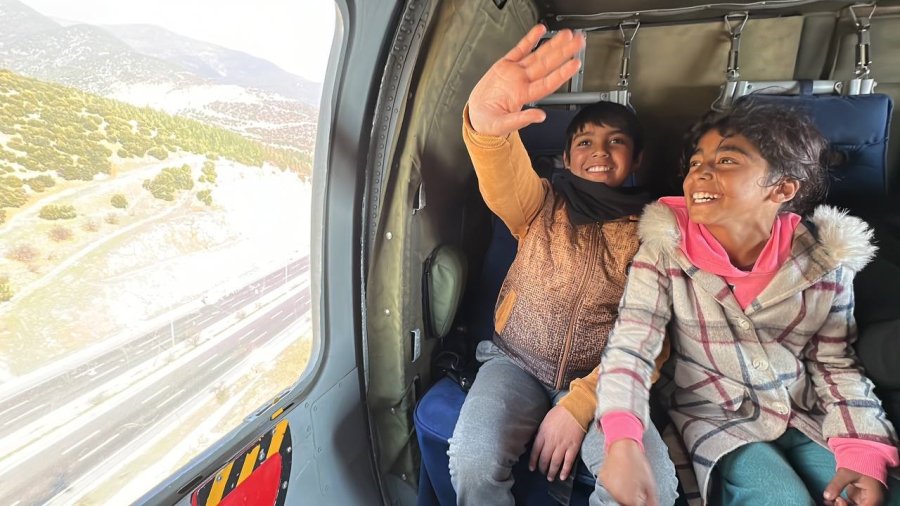 Bakan Kurum, Depremzede Çocukların Helikoptere Binme İsteğini Yerine Getirdi