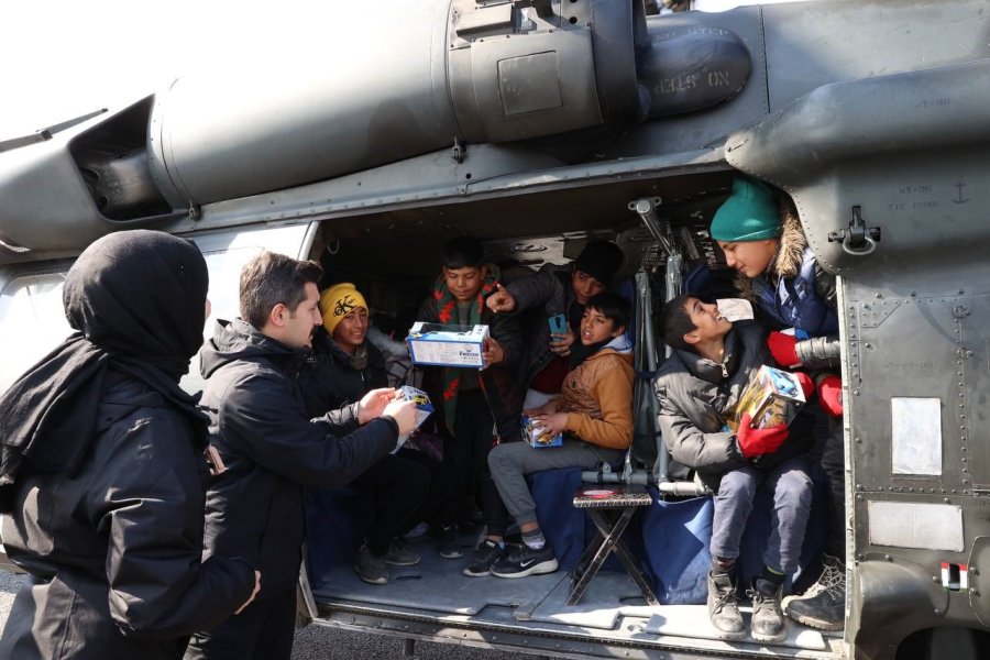 Bakan Kurum, Depremzede Çocukların Helikoptere Binme İsteğini Yerine Getirdi