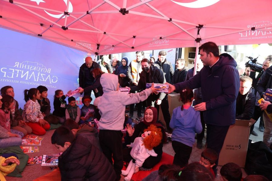 Bakan Kurum, Depremzede Çocukların Helikoptere Binme İsteğini Yerine Getirdi