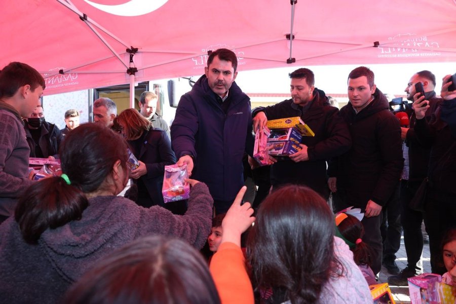 Bakan Kurum, Depremzede Çocukların Helikoptere Binme İsteğini Yerine Getirdi