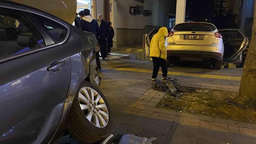 Alkollü Sürücü Önce Otomobile Çarptı, Sonra Site Girişine Uçtu