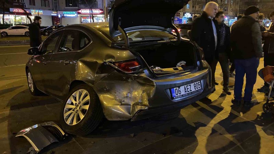 Alkollü Sürücü Önce Otomobile Çarptı, Sonra Site Girişine Uçtu