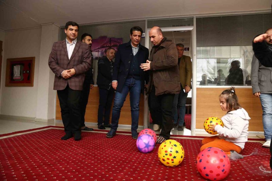 Başkan Genç Depremzedeleri Ziyaret Etti