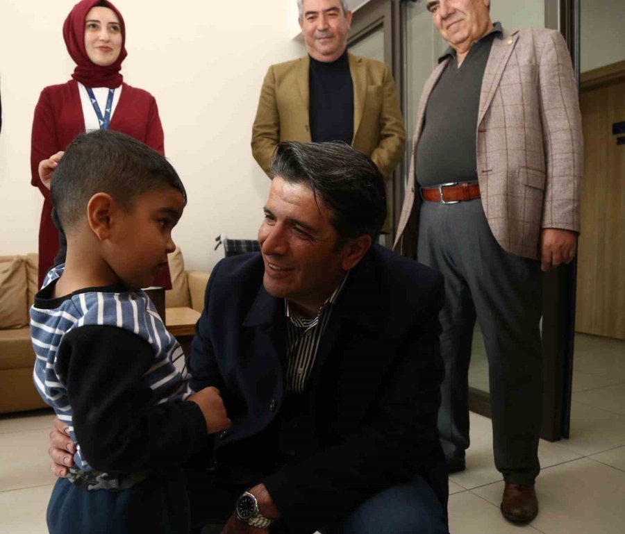 Başkan Genç Depremzedeleri Ziyaret Etti