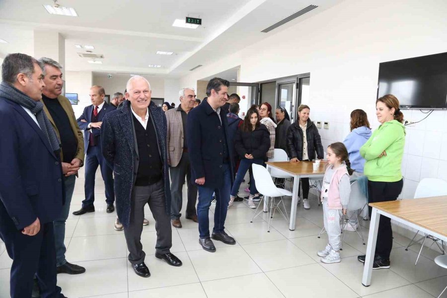 Başkan Genç Depremzedeleri Ziyaret Etti