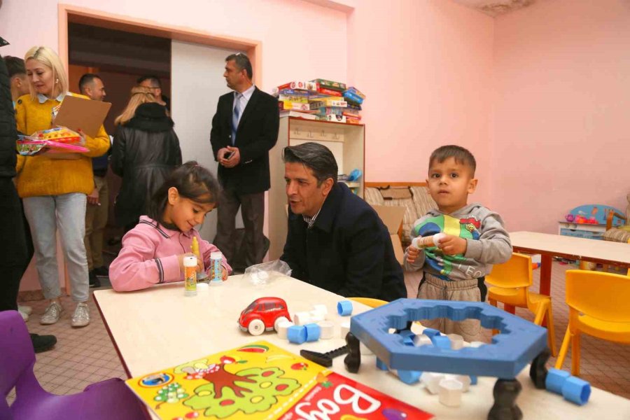 Başkan Genç Depremzedeleri Ziyaret Etti