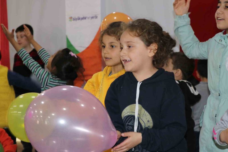 Karagöz Ve Hacivat Depremzede Çocukların Yüzünü Güldürdü