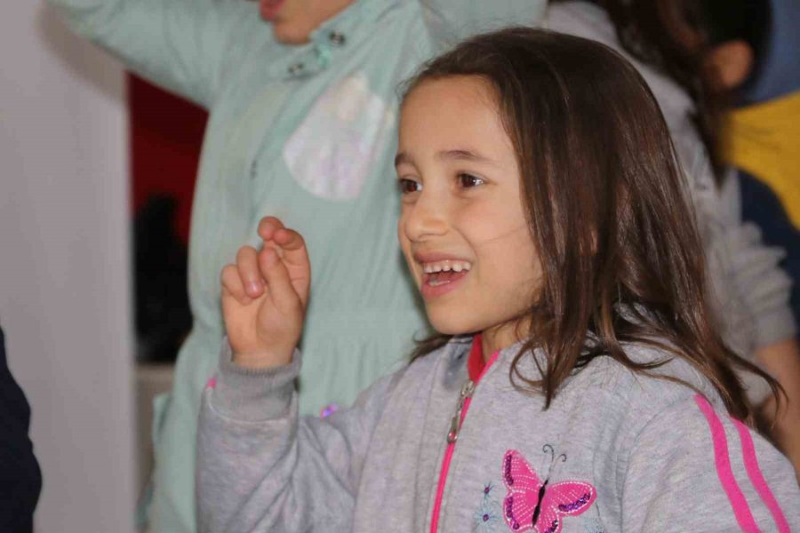Karagöz Ve Hacivat Depremzede Çocukların Yüzünü Güldürdü