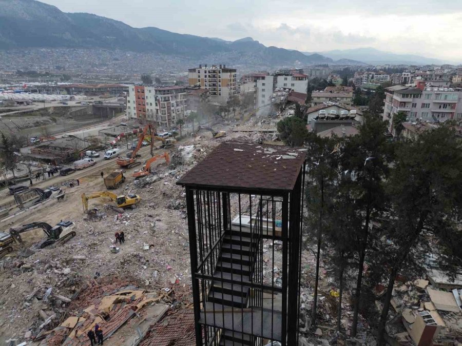 Bina Yıkıldı, Yangın Merdiveni Ayakta Kaldı