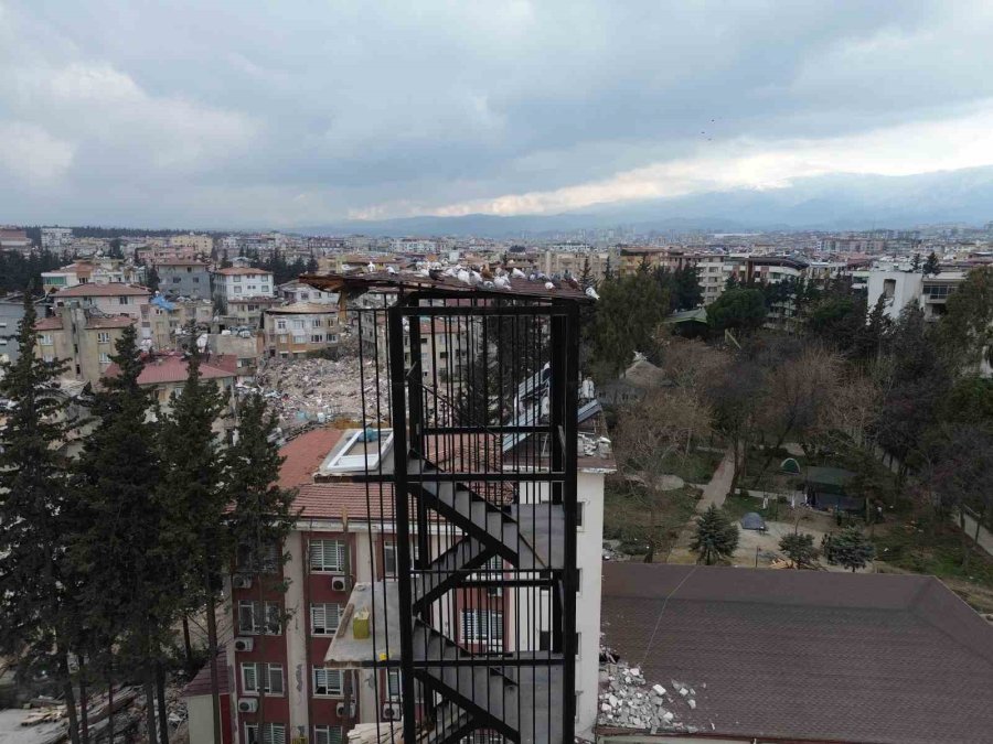 Bina Yıkıldı, Yangın Merdiveni Ayakta Kaldı