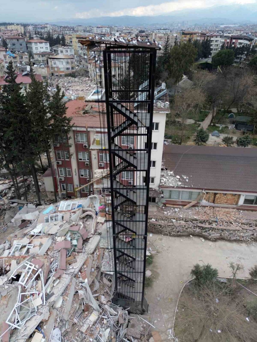 Bina Yıkıldı, Yangın Merdiveni Ayakta Kaldı