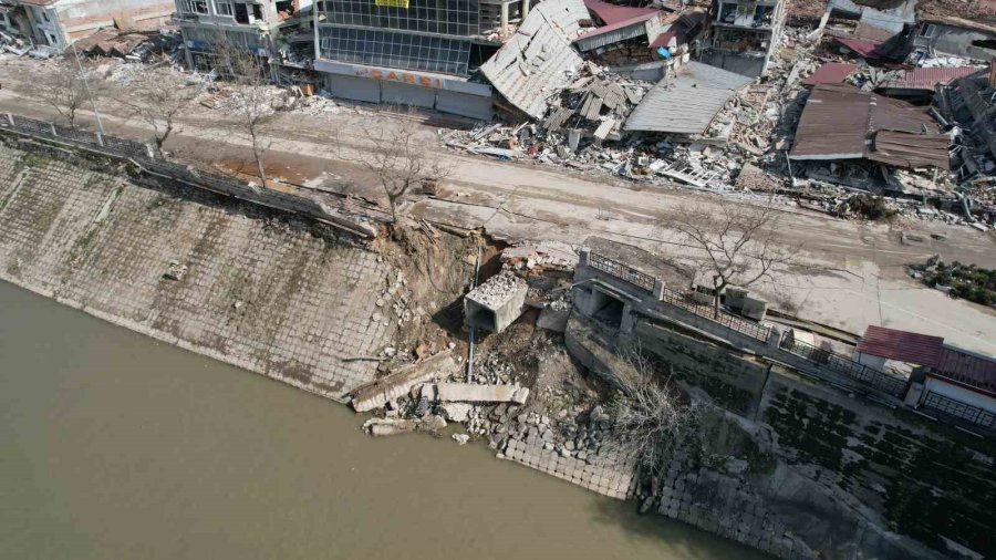 Hatay’da Asi Nehri’nin Bazı Kısımlarında Çökme Meydana Geldi