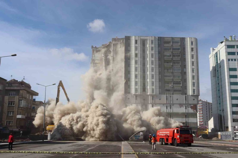 Depremde Ağır Hasar Gören Bina Yıkılıyor, Toz Bulutu Etrafı Kapladı