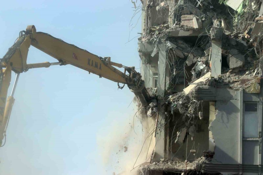 Depremde Ağır Hasar Gören Bina Yıkılıyor, Toz Bulutu Etrafı Kapladı