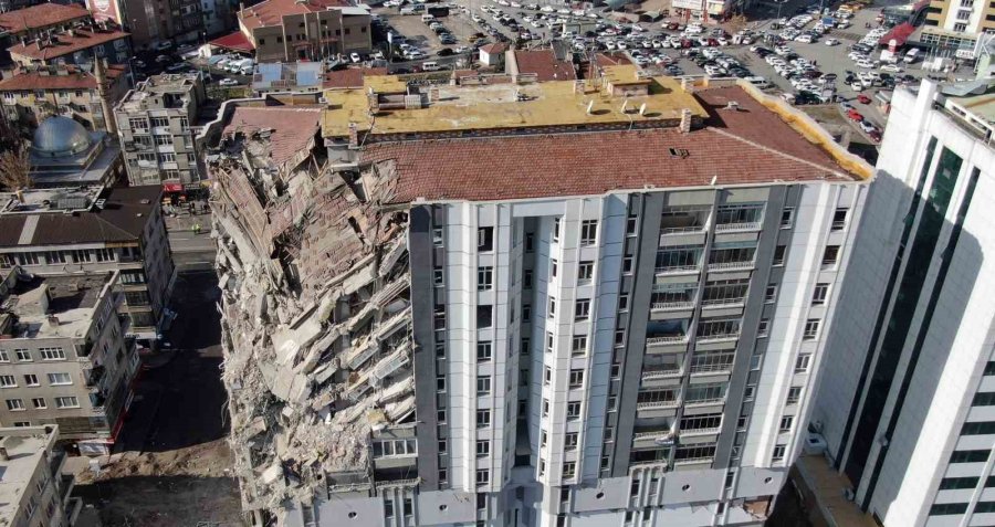 Depremde Ağır Hasar Gören Bina Yıkılıyor, Toz Bulutu Etrafı Kapladı