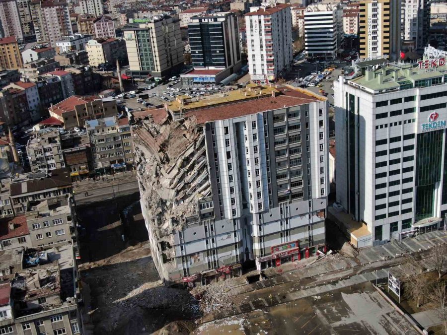 Depremde Ağır Hasar Gören Bina Yıkılıyor, Toz Bulutu Etrafı Kapladı